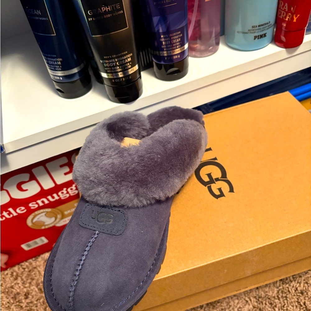 Ugg original it’s unisex beautiful